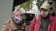 Zwei ältere Menschen mit Mundschutz © NDR Foto: Screenshot