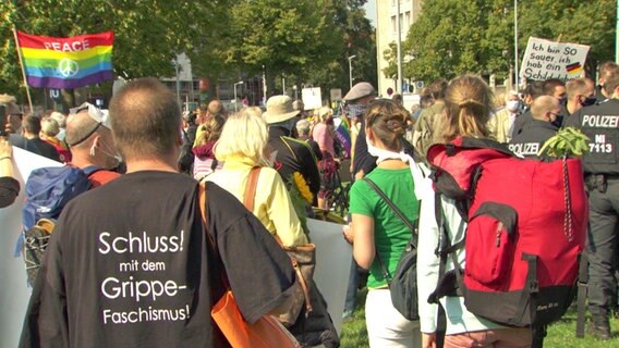 Menschen demonstrieren in Hannover gegen die Corona-Maßnahmen. © NDR Foto: Screenshot
