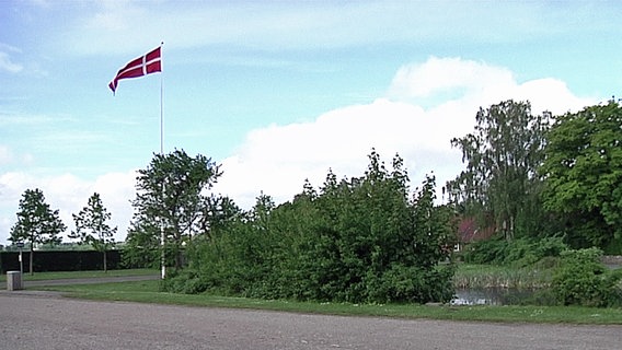 Eine dänische Flagge weht vor Schloss Egeskov. © NDR 