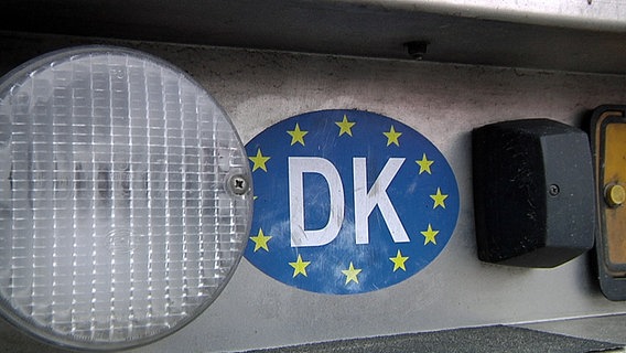 Länderkennzeichen eines dänsichen LKW. © NDR 