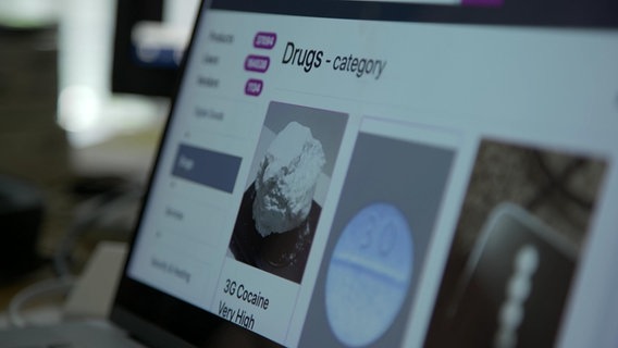 Auf einem Computer-Bildschirm sind verschiedene Drogen dargestellt, die man in einem Online-Shop im Darknet bestellen kann. © NDR Foto: Screenshot