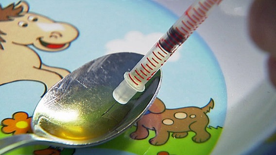 Symbolbild: Kinderteller mit Drogenbesteck. © Radio Bremen 