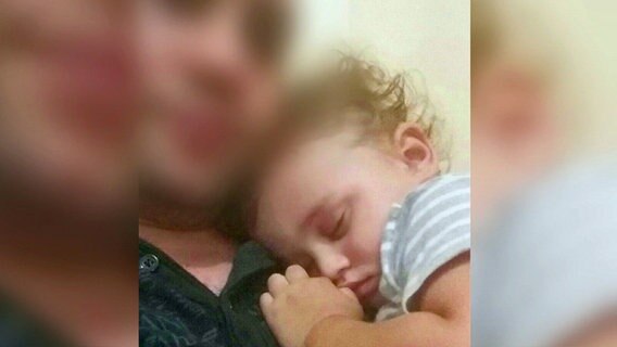 Das erste und bis heute letzte Lebenszeichen von Katharina Dücks Sohn - ein Foto. Das erste und bis heute letzte Lebenszeichen von Katharina Dücks Sohn - ein Foto. © NDR