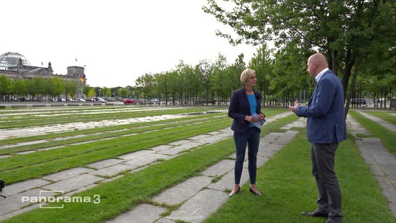 Wahlkampfberater Frank Stauss (r.) im Gespräch mit Susanne Stichler © NDR Fernsehen 
