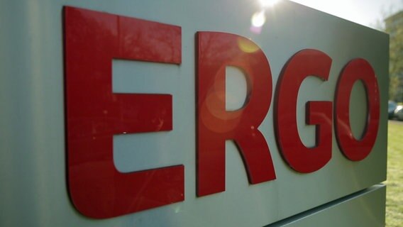 Firmenschild der Ergo-Versicherung.  