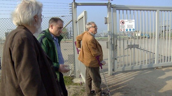 Mitglieder der Bürgerinitiative "Lebensqualität" gegen den Kavernenbetrieb in Etzel entdecken mit dem NDR-Kamerateam die ungesicherte Tür am Eingang zum sogenannten Verteilerplatz 10 bei Etzel.  