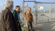 Mitglieder der Bürgerinitiative "Lebensqualität" gegen den Kavernenbetrieb in Etzel entdecken mit dem NDR-Kamerateam die ungesicherte Tür am Eingang zum sogenannten Verteilerplatz 10 bei Etzel.  