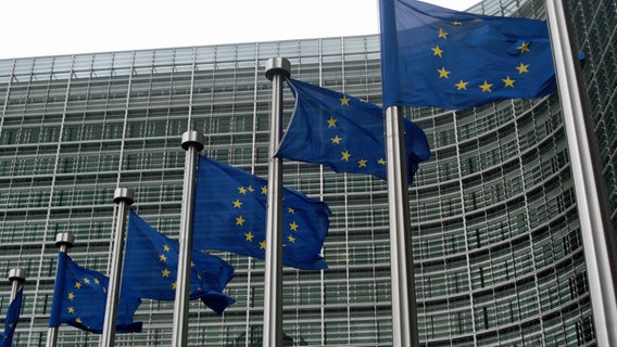 EU-Flaggen vor dem Verwaltungsgebäude der EU-Kommission in Brüssel. © CC BY 2.0 Foto: Sébastien Bertrand