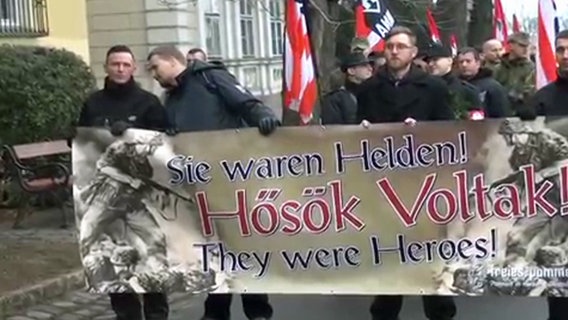 Neonazis aus Vorpommern marschieren in Ungarn zum Gedenken an die gemeinsame nationalsozialistische Geschichte mit.  