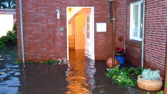 Überschwemmtes Haus © NDR Foto: Screenshot