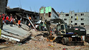 Bergungsarbeiten in den Trümmern der eingestürzten Textilfabrik in Bangladesch © Photoshot Foto: Shariful Islam