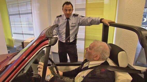 Mann im Fahrsimulator Mann im Fahrsimulator