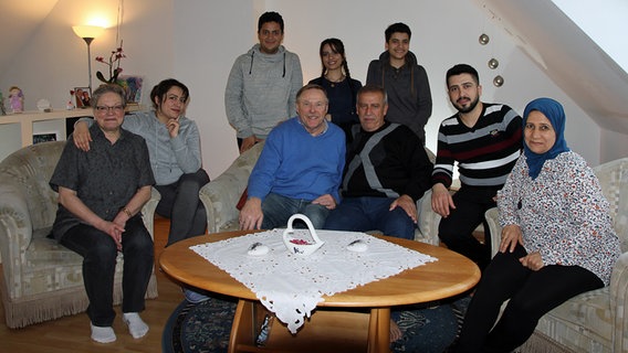 Die ganze Familie (von re. nach li.): Jamila Daoud (Mutter), Ahmad Saleh (Sohn), Waled Saleh (Sohn), Mohammad Saleh (Vater), Jilan Saleh (Tochter), Günter Gottwald (Pate), Khaled Saleh (Sohn), Nalin Saleh (Tochter), Gabriele Gottwald (Patin). © NDR Foto: Screenshot