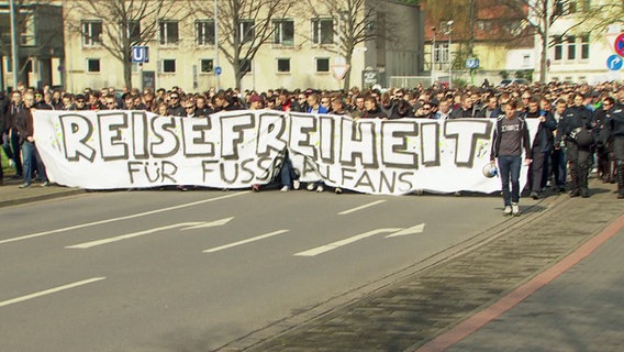 Auch friedliche Fans fühlen sich von ihren Vereinen gegängelt.  