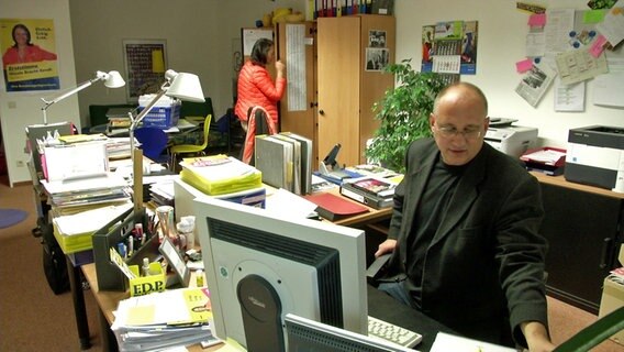 Nicole Bracht-Bendt, FDP und ihr Mitarbeiter im Büro. © NDR 