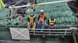 Drei Fischer auf einem Schiff Drei Fischer auf einem Schiff © Niall Duffy Foto: Niall Duffy