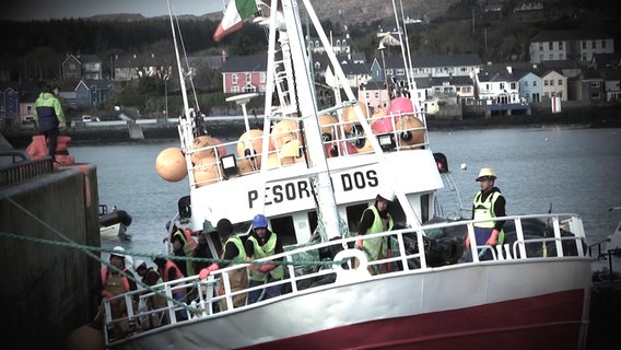 Das Fischerboot Persora Dos mit Besatzung © NDR 