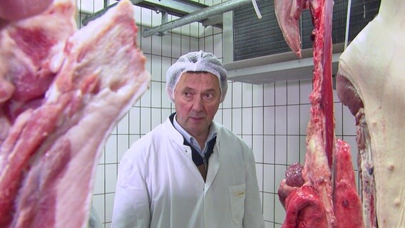 Herbert Ahrens bei der Fleischbeschau. © NDR 