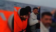 Flüchtlinge sitzen in einem Schlauchboot und fahren über da Meer. © NDR Foto: NDR