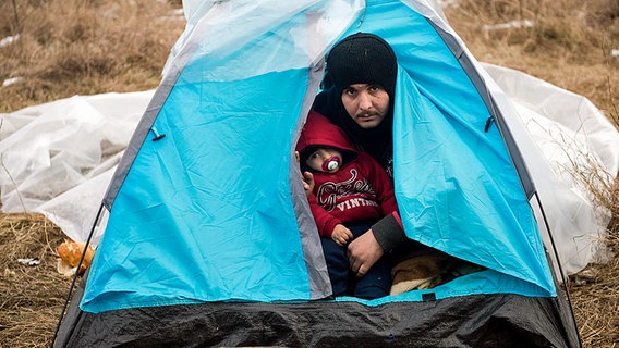 Flüchtlinge auf der gefährlichen Westbalkan-Route im Winter in Nord-Serbien. © dpa/picture-alliance Foto: Szilard Koszticsak