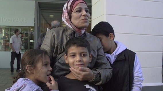 Ruda Alissa mit ihren drei jüngsten Kindern. © NDR 