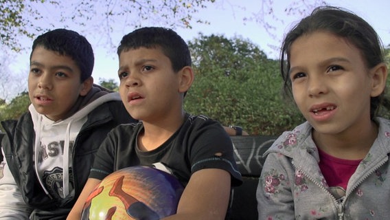 Ranim , Raduan und Mesra flüchteten mit ihrer Mutter von Syrien nach Ägypten und dann nach Hamburg. © NDR 