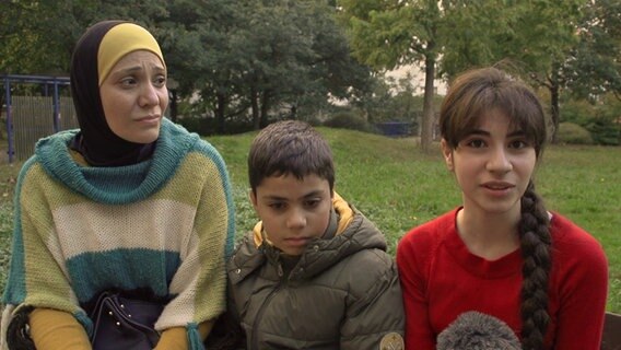 Ruba Sharfly ist im Sommer mit ihrer 14-jährigen Tochter Rawan und ihrem neunjährigen Sohn Ruad im Sommer aus Damaskus geflohen. © NDR 