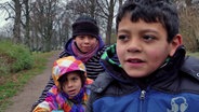 Ranim, Mesra und Raduan flüchteten mit ihrer Mutter von Syrien nach Ägypten und dann nach Hamburg. © NDR 