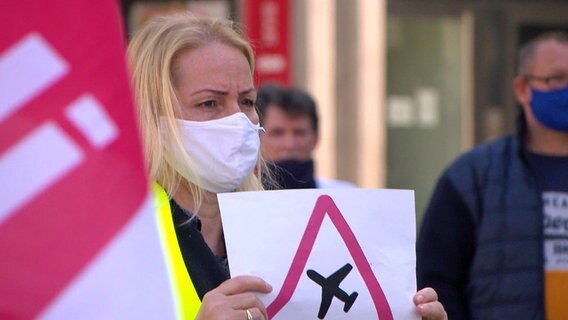 Rina Bejza auf einer Gewerkschafts-Demonstration Rina Bejza auf einer Gewerkschafts-Demonstration © NDR Foto: Screenshot