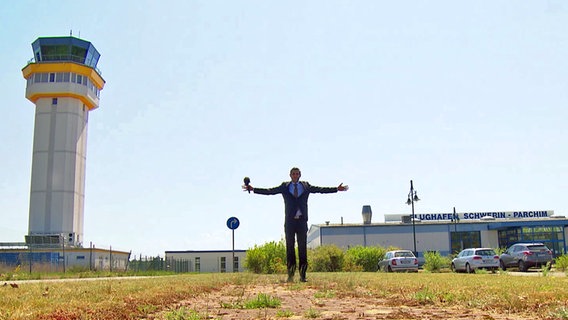 Michel Abdollahi steht vor dem alten Militärflughafen im mecklenburgischen Parchim. © NDR 