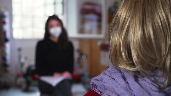 Ein Frau, die unerkannt bleiben möchte, in einer Interviewsituation © NDR Foto: Screenshot