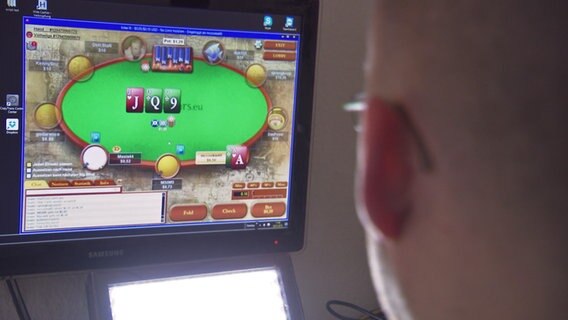 Simon spielt Onlinepoker  