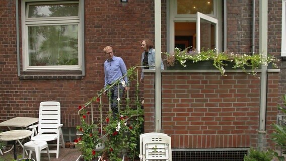 Kyra Gröppner (r.) mit Nils Naber © NDR Foto: Screenshot