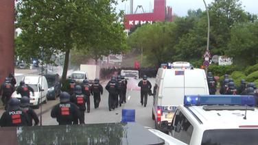 Polizisten und Demonstranten treffen am "Rondenbarg" aufeinander. © NDR 