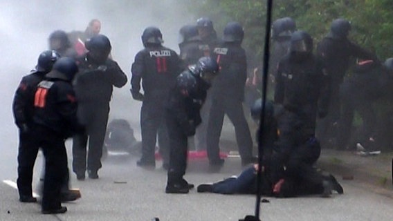 Polizei bringt G20 Demonstranten zu Boden  