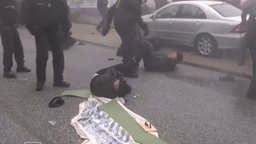 Polizisten und Demonstranten treffen am "Rondenbarg" aufeinander. © NDR 