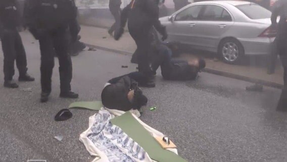 Polizisten und Demonstranten treffen am "Rondenbarg" aufeinander. © NDR 