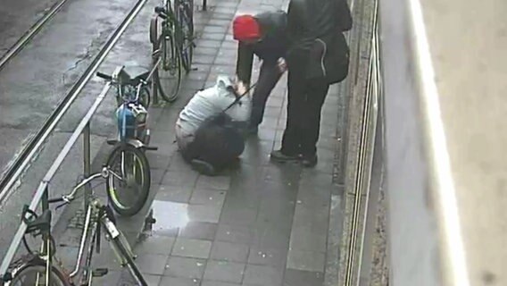 Ein Mann wird am Boden liegend geschlagen © NDR Foto: Screenshot