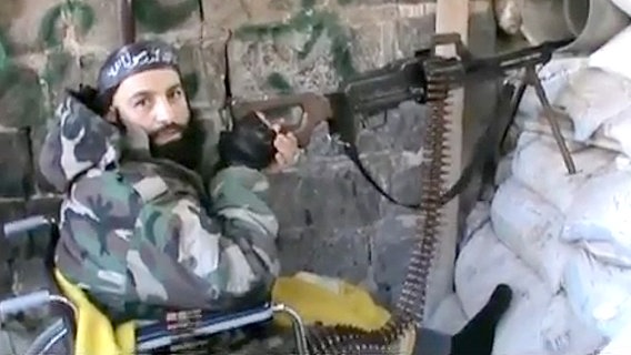 Islamist Hayan M. sitzt in seinem Rollstuhl auf seinem Gefechtsstand in Syrien.  