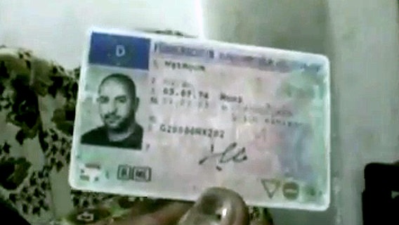 Islamist Hayan M. hält seinen deutschen Führerschein in die Kamera.  