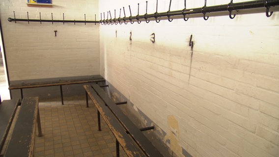 Sanierungsbedürftige Umkleide Schwarz-Weiß Elmschenhagen Sanierungsbedürftige Umkleide Schwarz-Weiß Elmschenhagen © NDR Foto: Screenshot