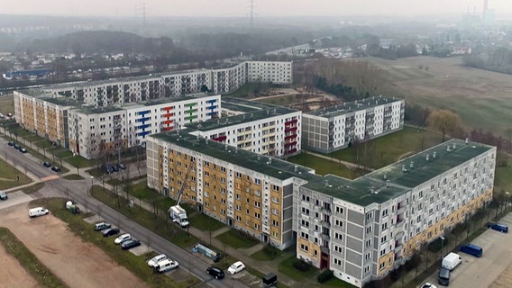 Mehrere Wohnblöcke in Schwerin wurden 2015 an die "Intown Wohnen Schwerin GmbH" verkauft. © NDR Foto: Screenshot