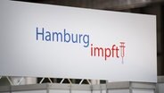 Schild mit der Aufschrift Hamburg impft  