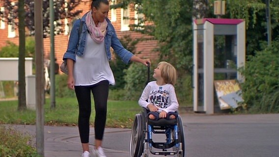 Dem kleinen Jeremy mussten aufgrund eines ärztlichen Behandlungsfehlers beide Beine amputiert werden.  