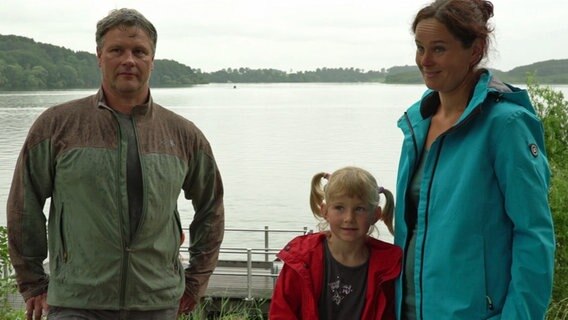 Famile Stagge steht auf der Terasse am Schweriner See. © NDR 