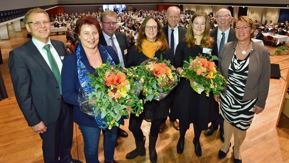 Panorama 3-Autorin Oda Lambrecht (3. v. r.) und die niedersächsische Landwirtschaftsministerin Barbara Otte-Kinast (r.) bei der Verleihung des Journalistenpreises der Landwirtschaftskammer Niedersachsen © Landwirtschaftskammer Niedersachsen 