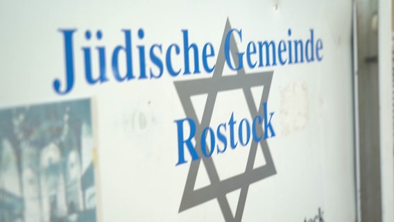 Schild mit der Aufschrift: Jüdische Gemeinde Rostock © NDR 