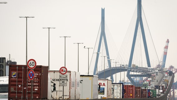 Lkw mit Container auf der Köhlbrandbrücke im Hamburger Hafen. © picture alliance/dpa Foto: Christian Charisius