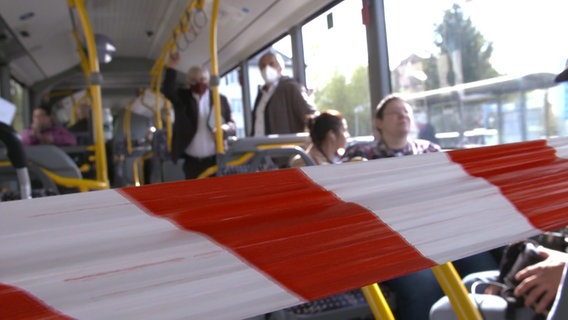 Ein Absperrband in einem Bus © NDR 