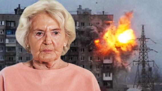Thumbnail: Eine ältere Frau im linken Bildbereich schaut auf ein brennendes Haus. © NDR Foto: Screenshot